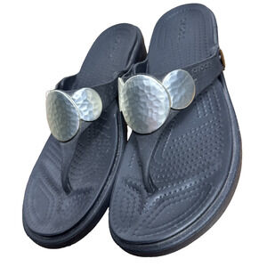 Crocs Black Wedge Thong Sandals Womens 6 Hammered Silver Disc Accent Embellished